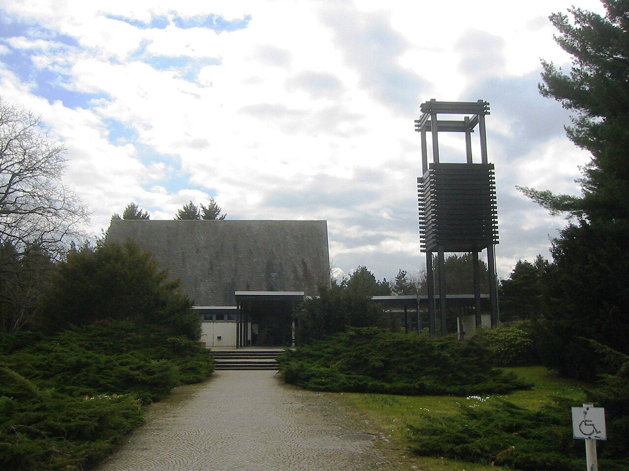 Trauerhalle und Glockenträger auf dem Heidefriedhof Berlin